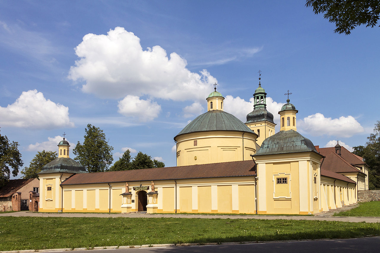 Na obrazku znajduje się Stoczek Klasztorny, w którym znajduje się sanktuarium maryjne z XVII wieku.