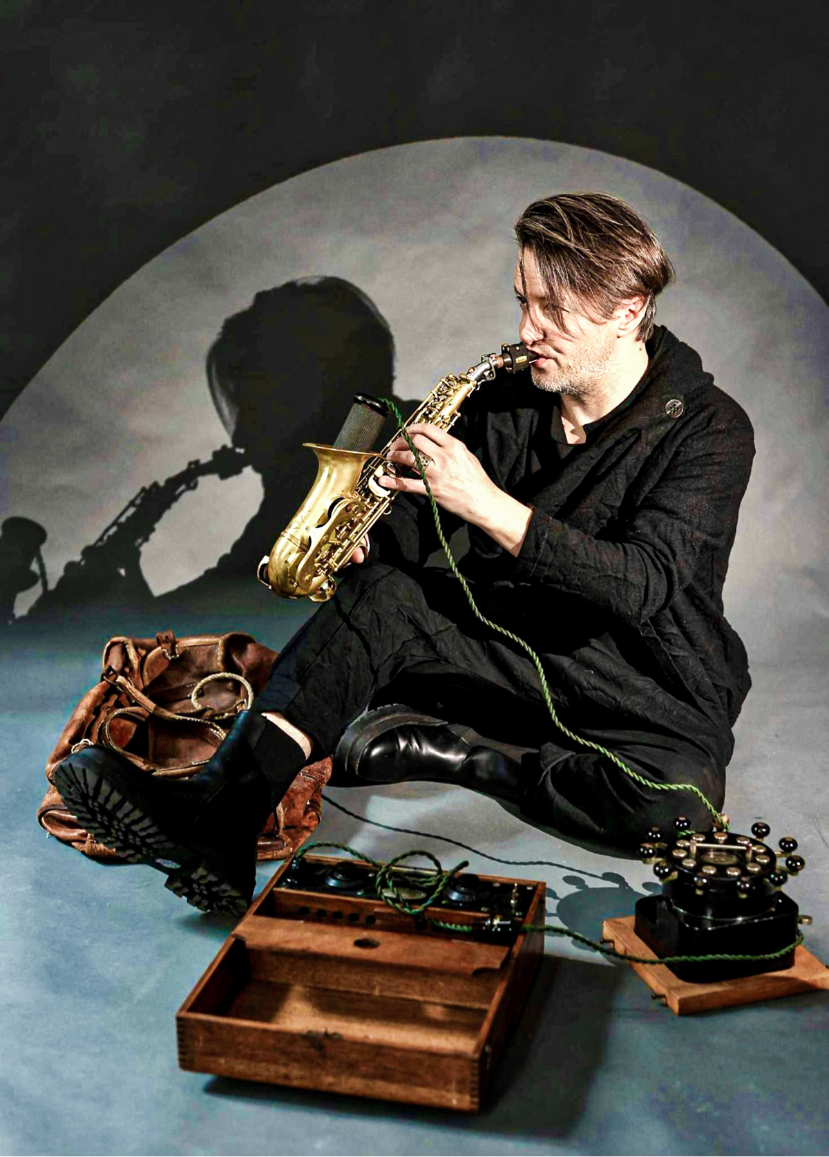 Grzech Piotrowski grający na saksofonie 