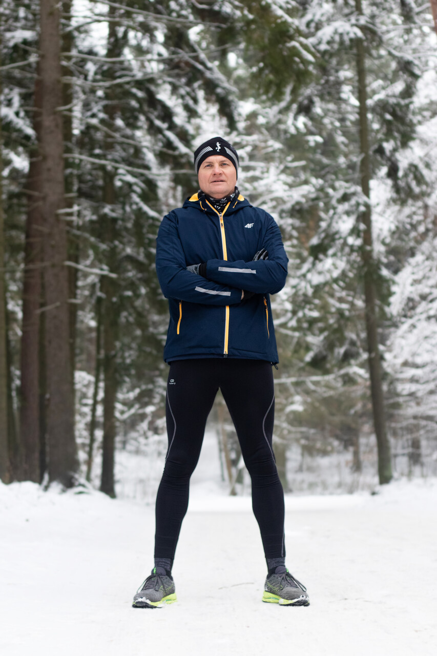Marszałek województwa warmińsko - mazurskiego Marcin Kuchciński w lesie podczas jogginu